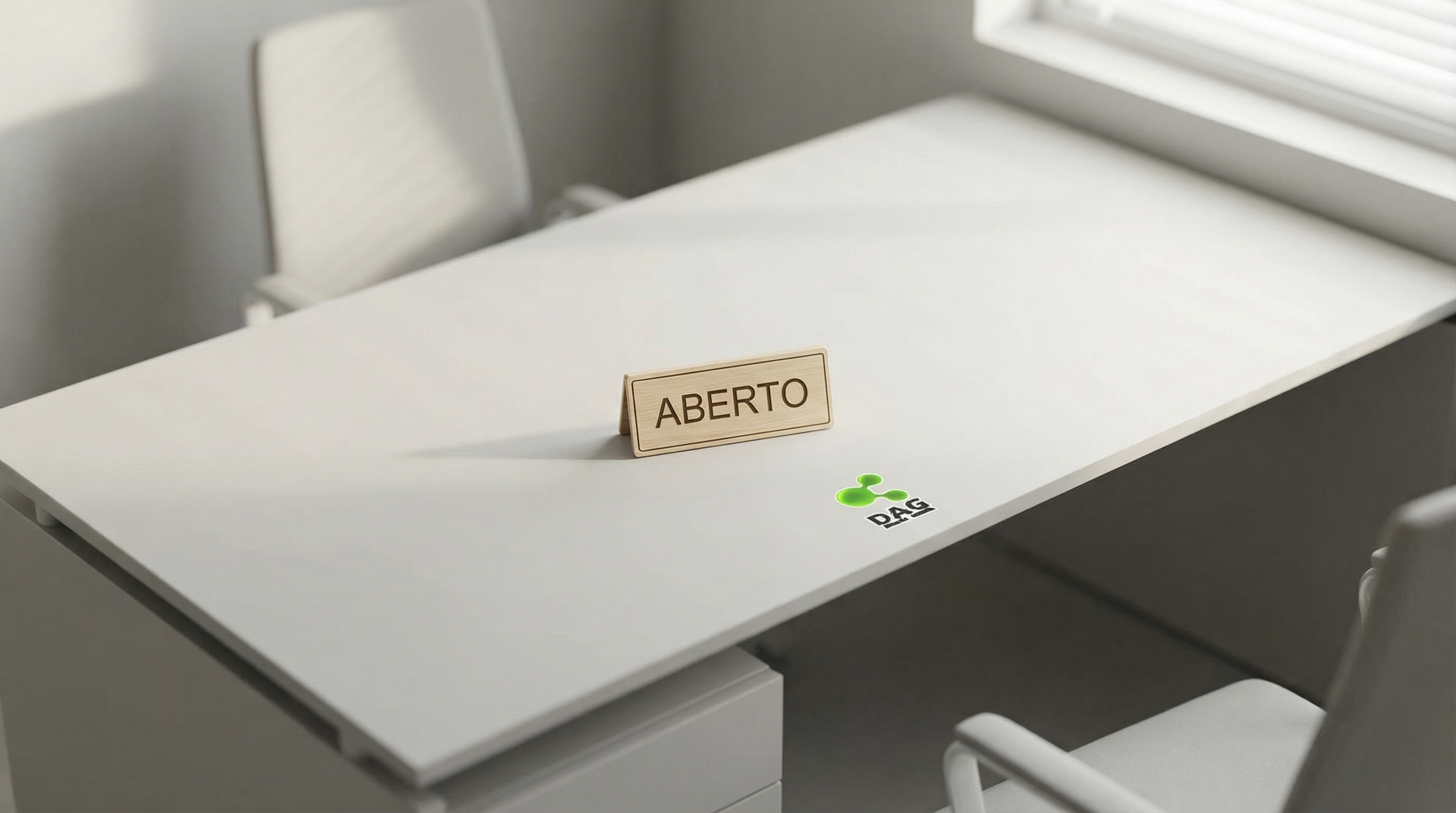 Escritório moderno visto de cima, mesa vazia com plaquinha ABERTO sem nenhum cliente — metáfora visual de invisibilidade digital